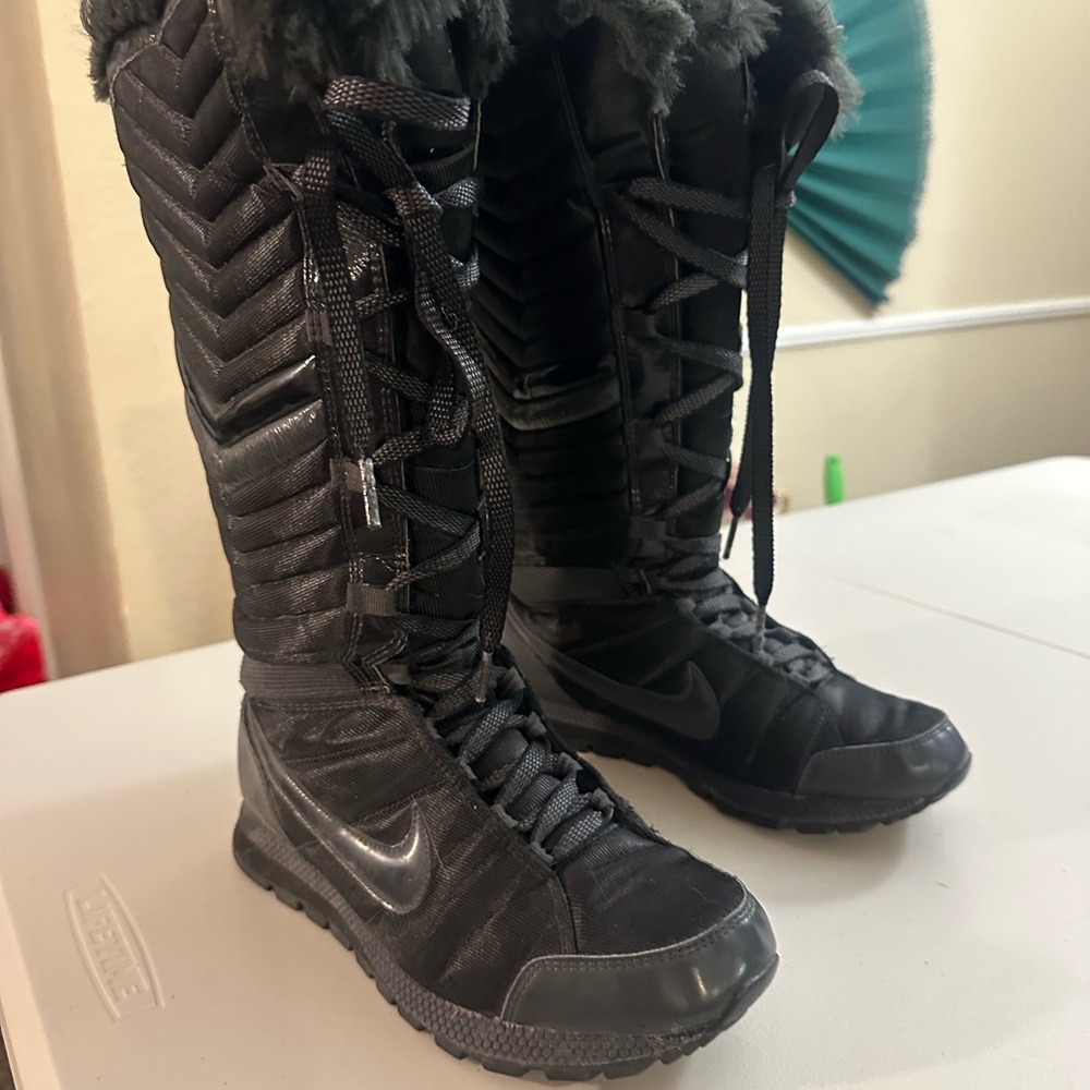 Rare Nike Women's Black Snow Boots